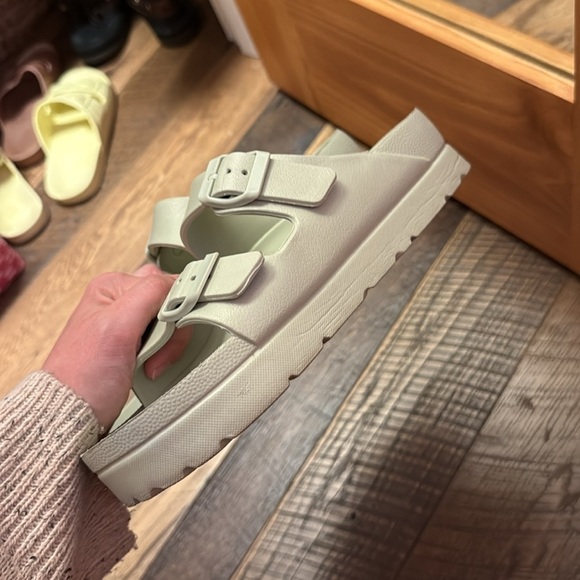 SHEIN Double Buckle Slides size 8 - Picture 3 of 4